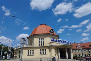 Dziennikarz Super Expressu szukał złotego pociągu, a znalazł prawdziwą perełkę! Takiego baru długo nie widział