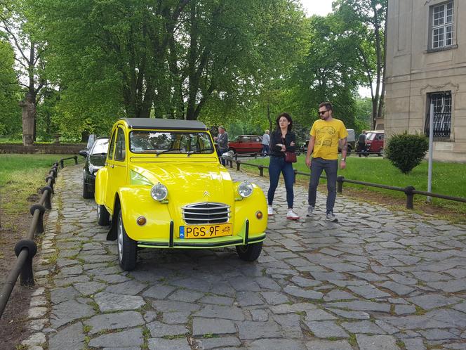 Zabytkowe pojazdy przy zabytkowym zamku w Rydzynie