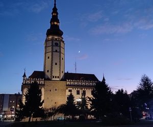 Odbudowany ratusz w Strzelinie nocą