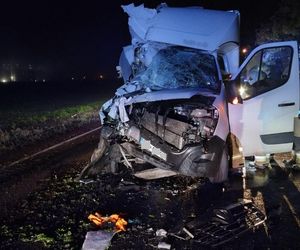 Bus wbił się w tył przyczepy traktora! O krok od tragedii na DK 62