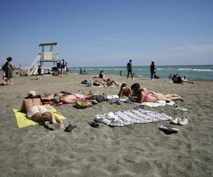 Lato w środku zimy. Tłumy na włoskich plażach. Opalanie i kąpiele w morzu