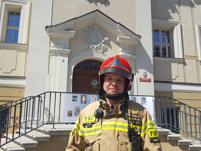 Alarm przeciwpożarowy w Ratuszu w Lesznie. Na miejsce wysłano cztery wozy strażackie