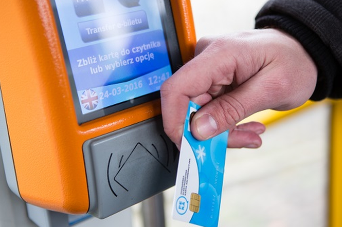 W przyszłym roku we wszystkich pojazdach na liniach ZTM będzie można kupić bilet czasowy za pomocą karty płatniczej, a nie tylko PEKĄ