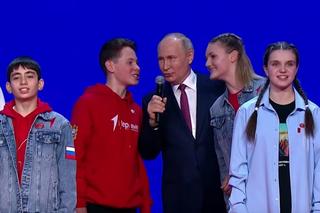 Putin wszedł na scenę i zaczął śpiewać! Zobacz, jak mu poszło