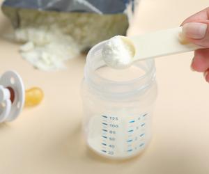 Wsypywanie mleka modyfikowanego do butelki