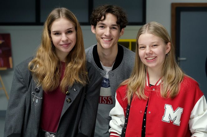 M jak miłość odc. 1855. Grzesiek (Borys Wiciński), Sara (Nadia Smyczek), Lenka (Olga Cybińska)