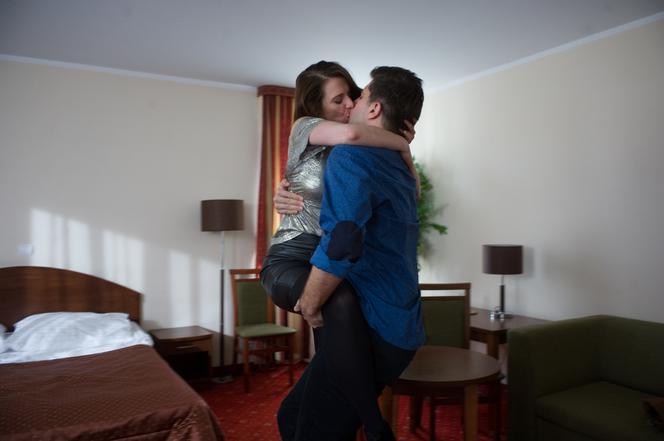 Na Wspólnej, odc. 2910. Mikołaj (Krzysztof Wieszczek), Roma (Julia Kamińska)
