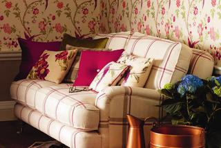Różne wzory tapety i sofy a jednak harmonijne
