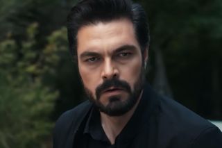 Dziedzictwo, odcinek 765: Szczęśliwe przygotowania do wyjazdu przerywa policja, która aresztuje Yamana za handel narkotykami