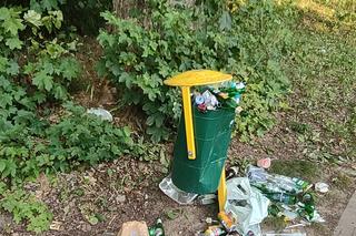 Niedawno otwarty, a już zaśmiecony. AromaPark w Bartążku tonie w śmieciach