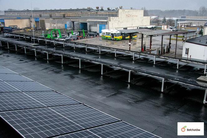 Bełchatów: Dach miejskiej spółki pokryły setki paneli fotowoltaicznych. Dla kogo wyprodukują prąd?  