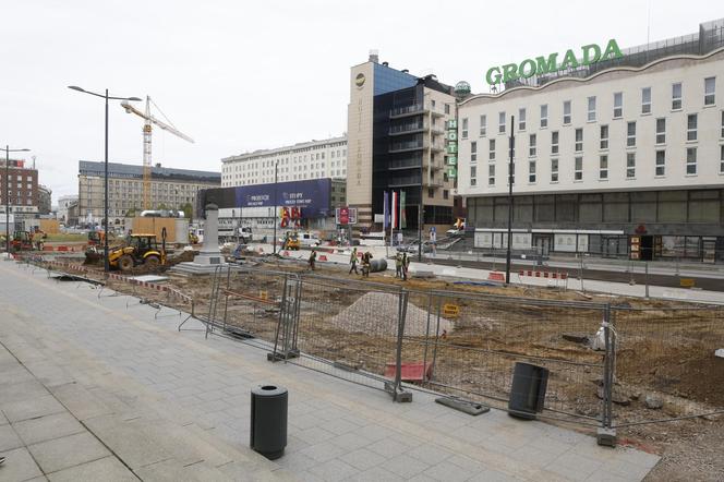 Rozkopane i zamknięte centrum Warszawy. Nie ma jak dojechać do urzędów, banków i sądów. Czy drogowcy puszczą ruch przez nowy deptak?!