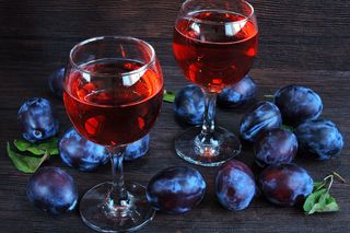 Wino śliwkowe jak marzenie – prosty przepis na wino ze śliwek na każdą okazję