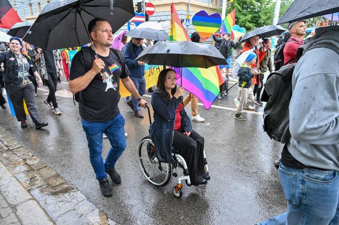 17. Wrocławski Marsz Równości wystartował. Na trasie pojawili się przeciwnicy 