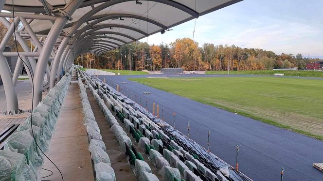 Remont starachowickiego stadionu trwa. Na plac budowy dotarły słupy oświetleniowe