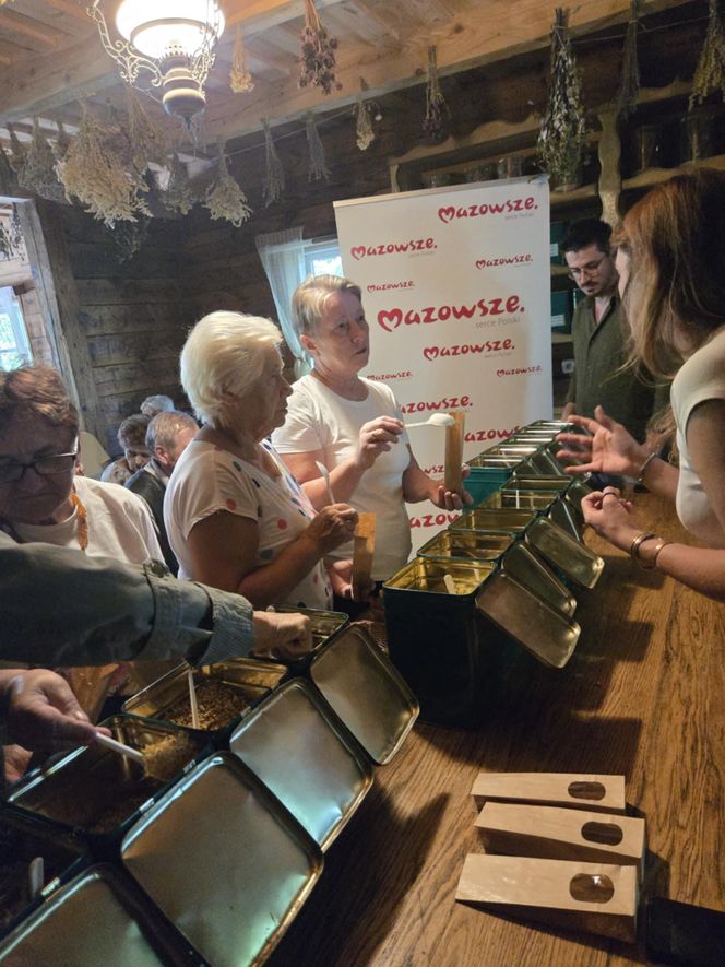 Były opowieści o herbacianych zwyczajach, wspomnienia dawnych spotkań przy stole, a także degustacje różnych gatunków herbat 