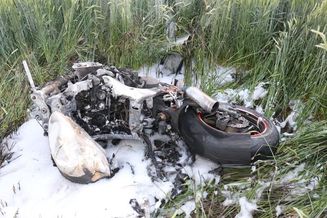 45-letni motocyklista wypadł z drogi i zmarł. Tragiczny wypadek w Gniewkowie