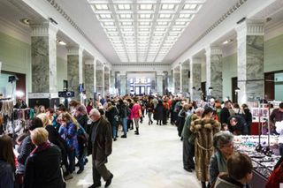 Kamienie i szkielet ichtiozaura w Pałacu Kultury i Nauki. Zaczyna się Mineral Expo 2025