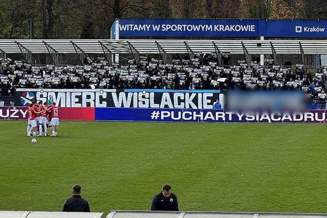 Zdecydowana reakcja PZPN na skandaliczny transparent kibiców Hutnika. Kosztowne derby Krakowa