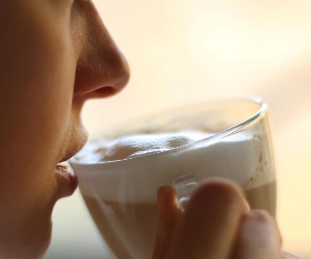 Młoda kobieta pije kawę 