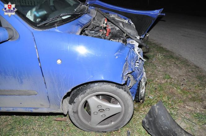 Dramatyczne skutki wymuszenia pierwszeństwa. Fiat wpadł w ogrodzenie, a Golf wylądował na dachu
