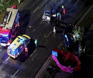  Tragedia na Modlińskiej. Dwie osobówki roztrzaskane. Są ofiary śmiertelne