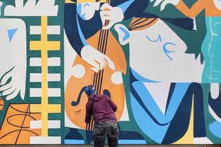 Na Ochocie pojawił się nowy mural. Zdobi ścianę powstającego Centrum Aktywności Międzypokoleniowej