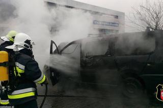 Pożar samochodu na parkingu przy ul. Poznańskiej w Komornik