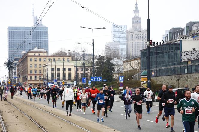 Bieg na Piątkę 2024, Warszawa - zdjęcia. Biegłeś? Szukaj się w galerii!