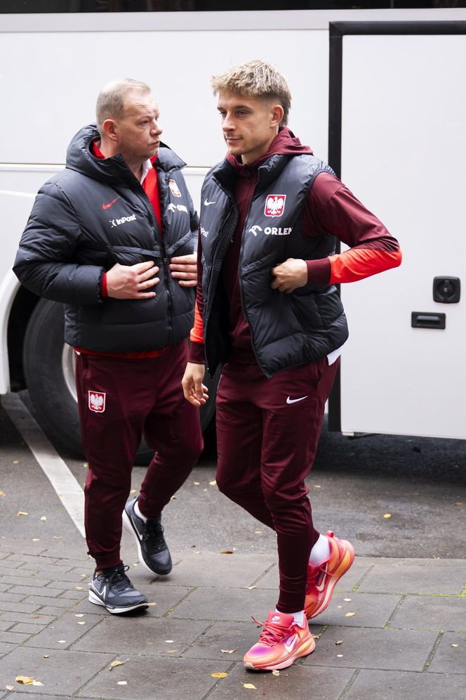 Reprezentacja zmokła na spacerze. Lewandowski się krył przed deszczem