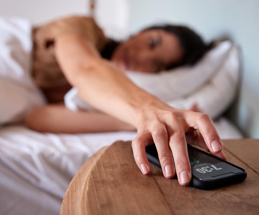 Częste korzystanie z funkcji drzemki w telefonie może niekorzystnie odbić się na zdrowiu. 