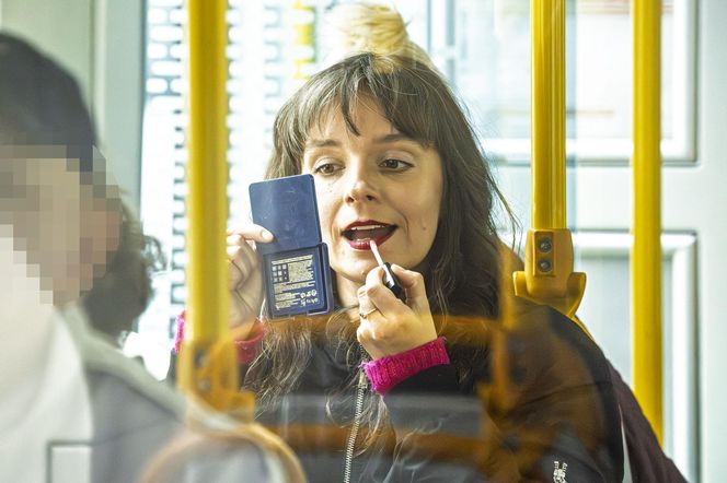 Jachira maluje się w tramwaju