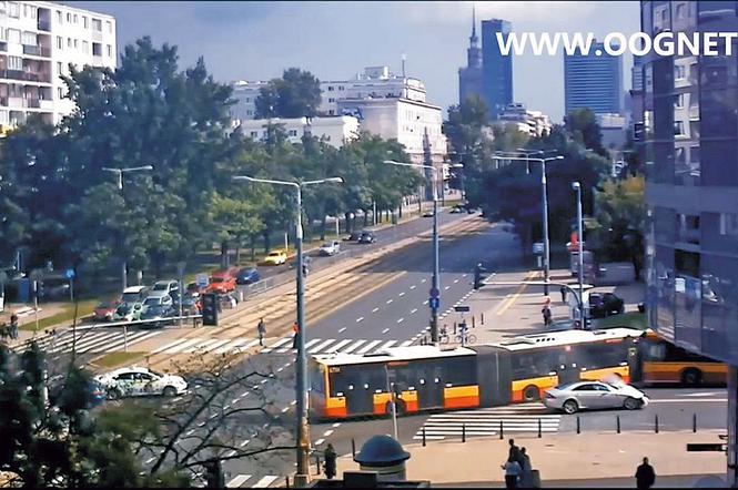 Tak mercedes taranuje autobus