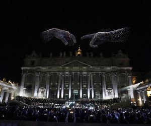 Tysiące dronów nad Bazyliką św. Piotra! Zobacz, co stało się w Watykanie