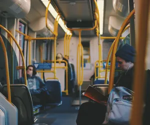 Próbował wydłubać oko pasażerce autobusu! Szczegóły mrożą krew w żyłach