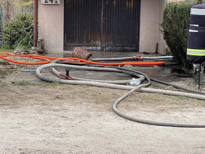 Tragedia w Kobyłce. Kobieta wyskoczyła z okna płonącego domu, jedna ofiara spłonęła żywcem