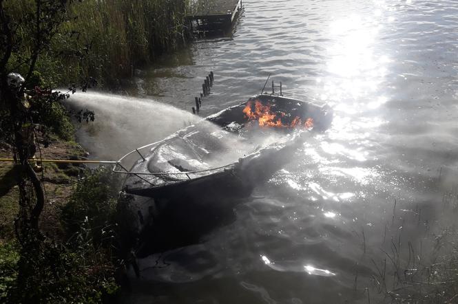 Czteroosobowa rodzina płynęła motorówką. Nagle pojawił się ogień. Było zagrożenie wybuchem