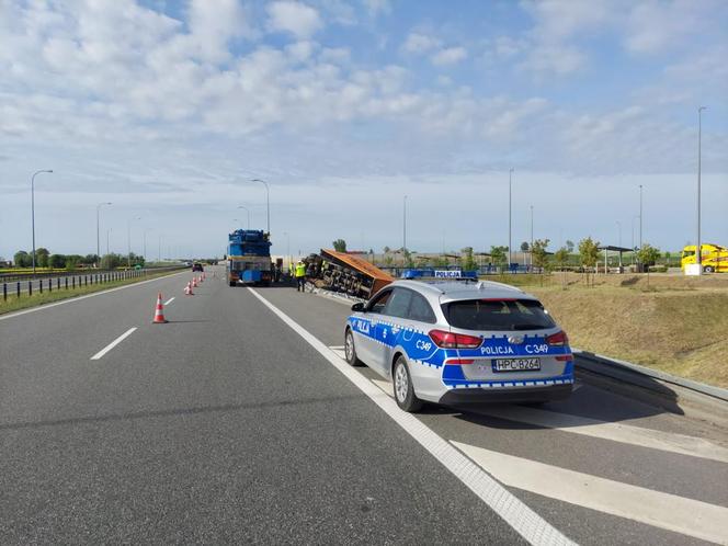 Poważny wypadek na A1 koło Torunia. Ciągnik siodłowy z naczepą przewrócony na wysokości MOP Nowy Dwór