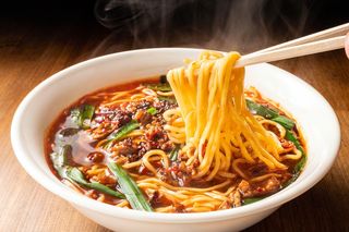 Makaron ramen z kurczakiem i warzywami. Pyszny obiad w azjatyckim stylu w mniej niż 30 minut