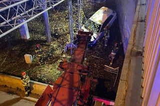 Samochód spadł z wiaduktu trasy S8