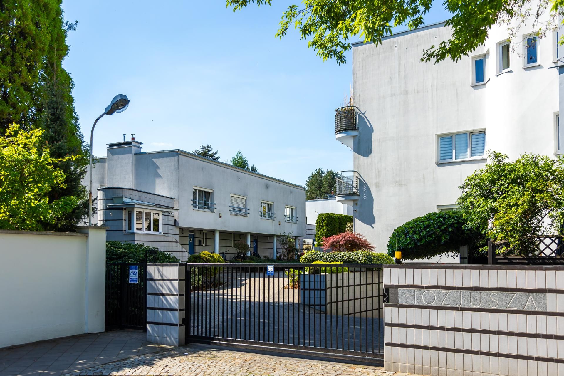 Osiedle przy Hozjusza w Warszawie z lat 90. Projekt: JEMS