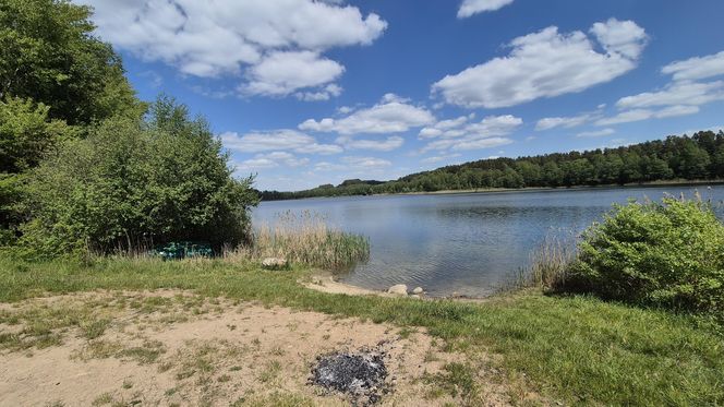 To jezioro w Olsztynie ma niezwykle czystą wodę. Jest kilka dzikich plaż, które świecą pustkami