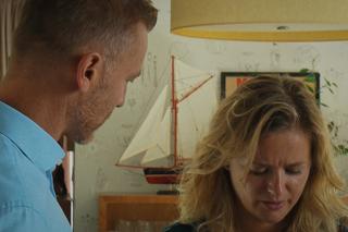 M jak miłość, odcinek 1699. Julia (Marta Chodorowska), Andrzej Budzyński (Krystian Wieczorek)