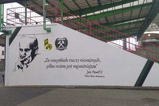 Mural w obronie Jana Pawła II na stadionie GKS Bełchatów. Lewicowe środowiska próbują Go mieszać z błotem 