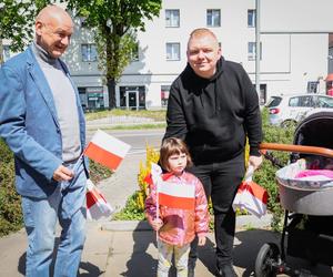 Trwa akcja Wywieś Flagę w Piekarach Śląskich. Mieszkańcy otrzymują biało-czerwone chorągiewki. Będzie układana „żywa flaga 