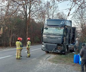 Wypadek ciężarówki i dwóch osobówek w Wąchocku! W akcji grupa chemiczna ze Skarżyska