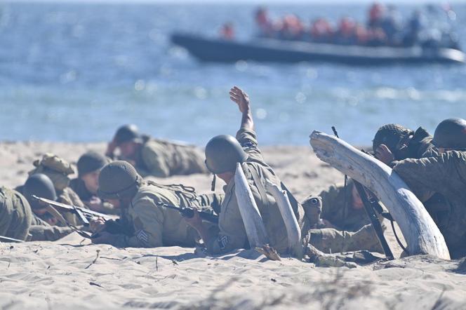 Turyści usłyszeli strzały, a czołgi wjechały na plaże. Zobaczcie zdjęcia z finałowej inscenizacji „Lądowanie na plaży”!