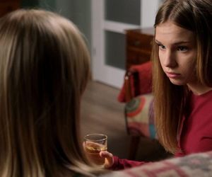 M jak miłość odc. 1872 po wakacjach. Lenka (Olga Cybińska), Sara (Nadia Smyczek)