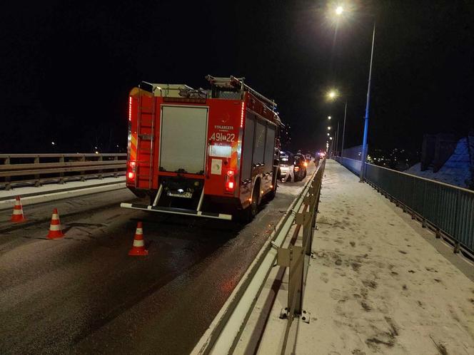 Starachowice. Zderzenie kilku samochodów na wiadukcie