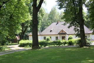 To sławny dwór w Małopolsce. Skrywa mrożącą krew w żyłach tajemnicę